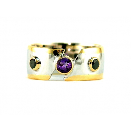 Asymmetric Gemstone Band Design